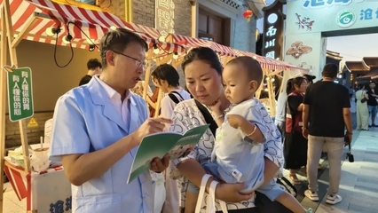 滄州市第三醫(yī)院舉辦“健康夜市”走進南川老街活動，提供現(xiàn)場營養(yǎng)健康咨詢服務(wù)